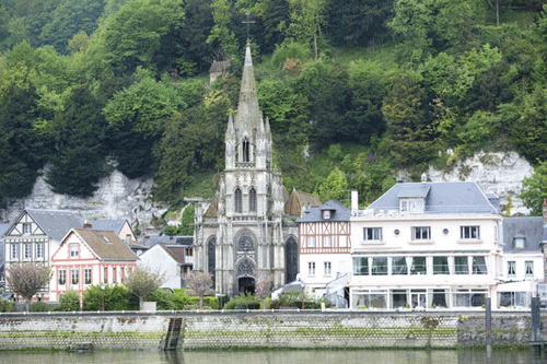 Paese caratteristico lungo il fiume Senna, Francia